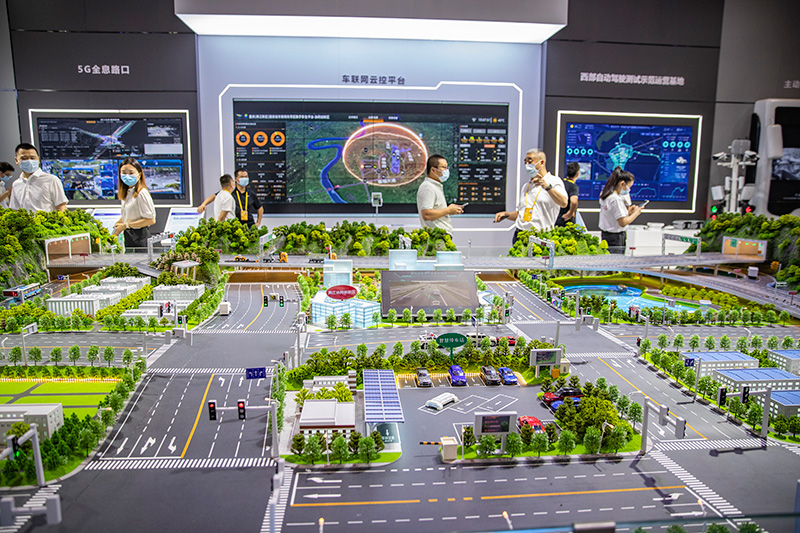 参观车路协同沙盘。.jpg 参观车路协同沙盘。.jpg